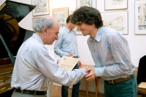 Arnold Gniwek receives the diploma of participation in the master course.